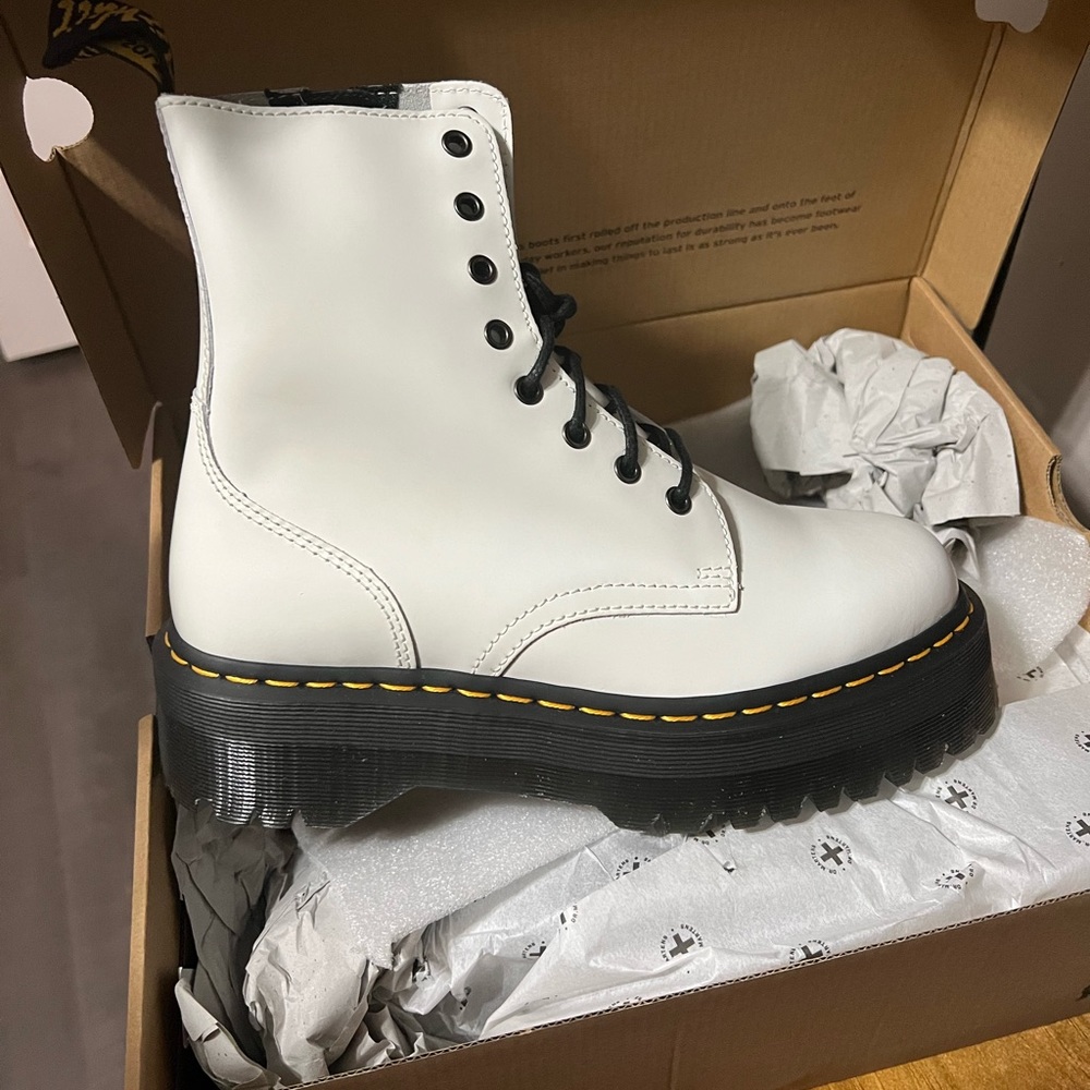 Dr Martens Jadon Platform Classic 8 Eye Boots